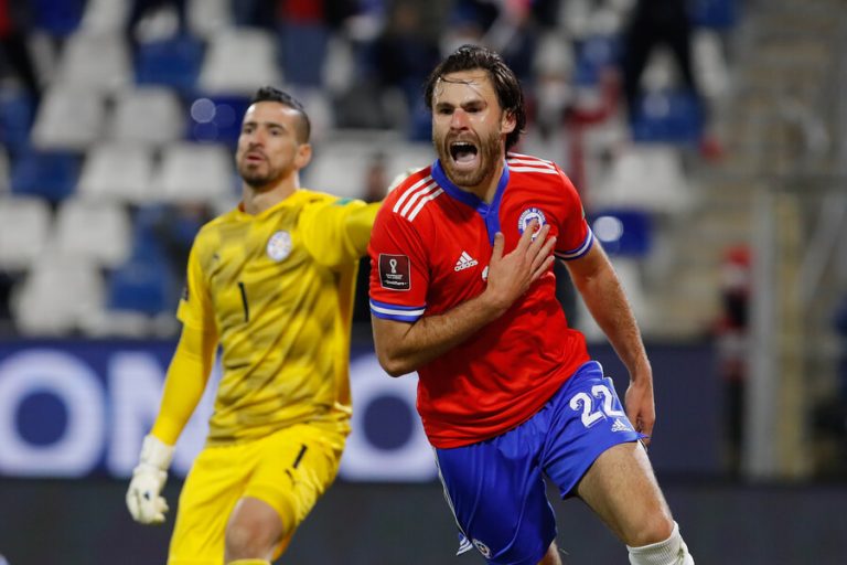 Los 11 jugadores de la Roja que están a una amarilla de quedar suspendidos