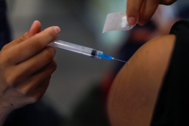 Calendario de vacunación: Dosis de refuerzo avanza hasta los mayores de 18 años este viernes