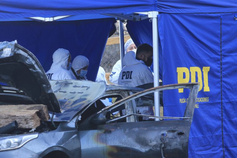 Hallan cuerpo calcinado al interior de auto quemado en Quebrada de Macul