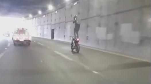 Captan a motociclista sin patente realizando piruetas en plena autopista en Santiago