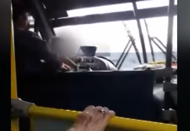 En plena hora punta: Chofer de bus condujo con una guagua en sus brazos