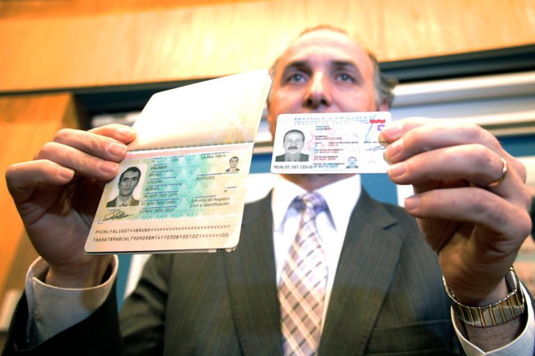 Registro Civil anunció que bajarán los precios de los pasaportes y cédulas de identidad