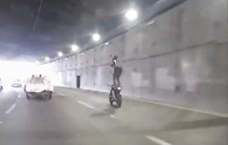 Graban a motociclista realizando imprudente maniobra en autopista: Iba de pie en el asiento
