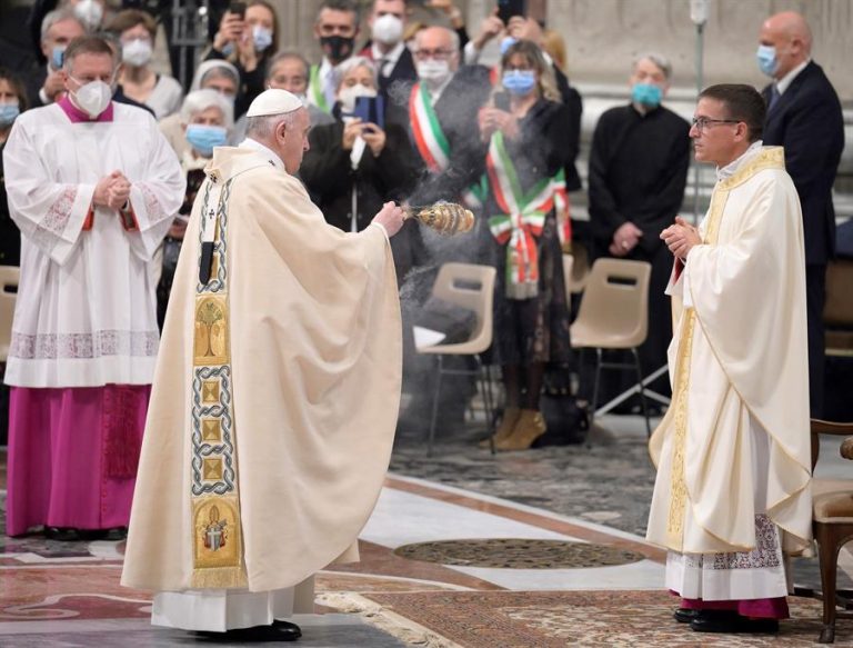 Papa Francisco ordena obispo al chileno Andrés Ferrada Moreira: 