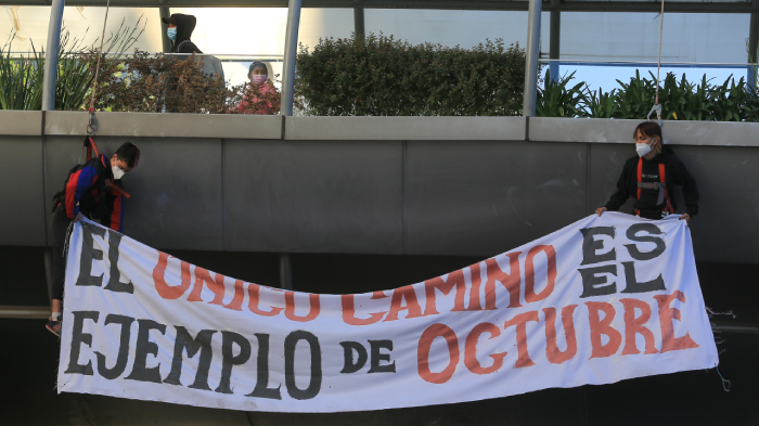 A dos años del estallido social: Estudiantes de la ACES se colgaron de pasarela en Costanera Center