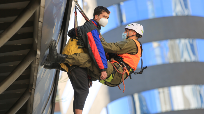 Personal del GOPE rescató a estudiantes de la ACES que se colgaron en pasarela de Providencia