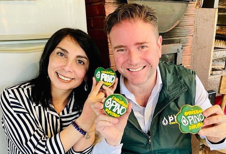 Acusan a ministra Karla Rubilar de usar recursos públicos para apoyar campaña de su pareja, Christian Pino