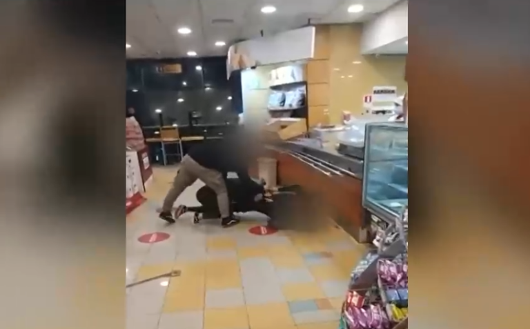 Mujeres terminaron peleando en una bencinera porque una de ellas no quiso usar mascarilla
