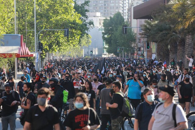 A lo largo de todo Chile: Manifestantes comienzan a repletar las calles en la conmemoración del 18-0