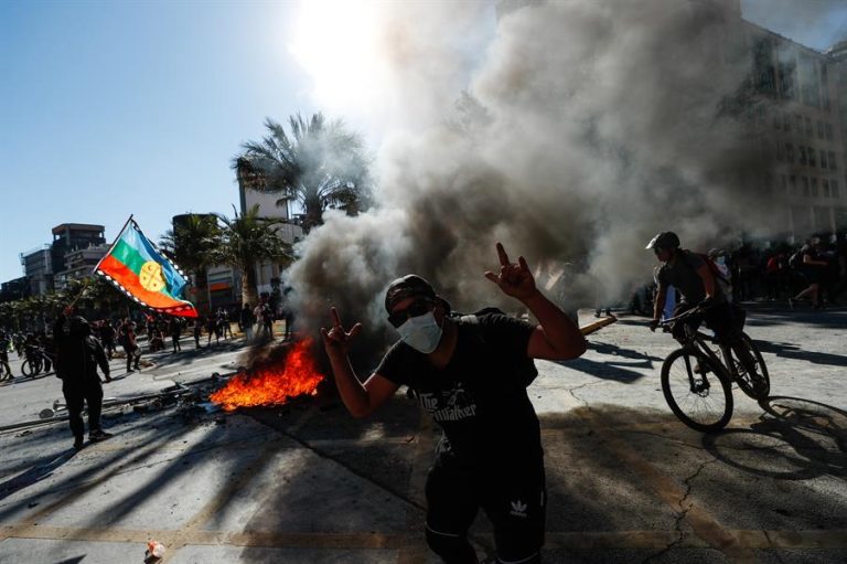 Aniversario del 18-O: Manifestaciones masivas y saqueos marcaron la jornada a lo largo del país