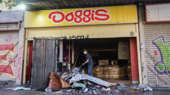 Emblemático Doggis de la Alameda terminó completamente saqueado y destruido tras protestas