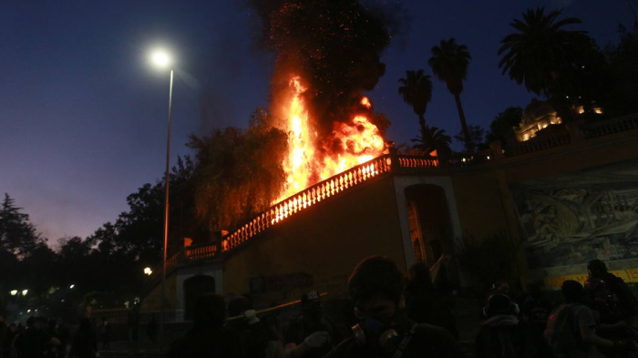 Fuertes imágenes: Antisociales prendieron fuego a icónica escalinata del Cerro Santa Lucía
