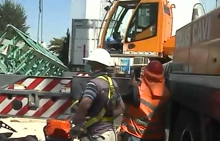 Trabajador fue golpeado por una grúa y fue trasladado en riesgo vital a recinto médico