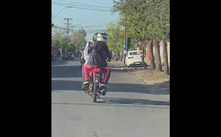 Captan a pareja circulando en moto con una guagua en La Cisterna