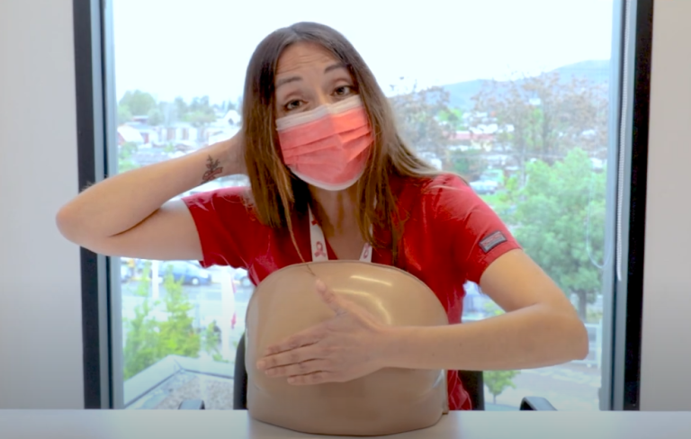 Paso a paso: Guía práctica para hacerse correctamente el autoexamen de mamas