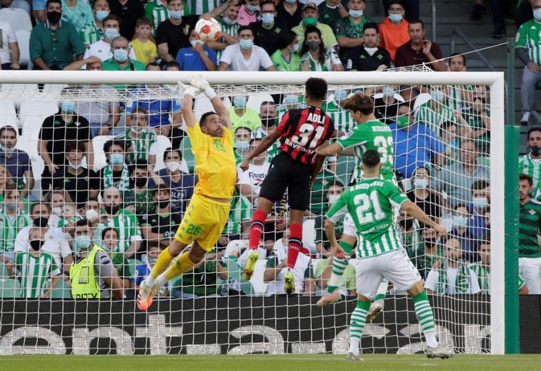 Bravo tuvo un buen desempeño en empate del Betis ante el Leverkusen por la Europa League