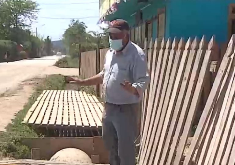 Chile a medias: Vecinos arreglan calles con su dinero