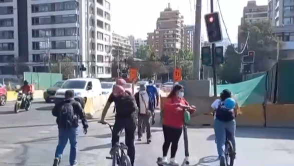 Riesgoso para los peatones: Luz verde de semáforo duraba solo 10 segundos en Las Condes