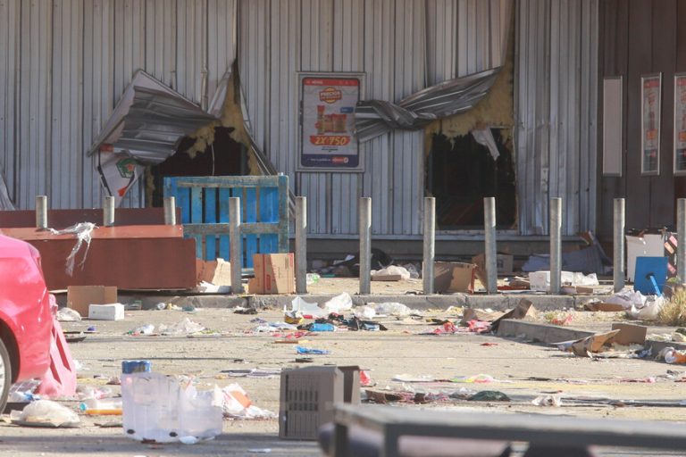 Fue saqueado en dos ocasiones: Cierran supermercado de Bajos de Mena y todos sus trabajadores son despedidos