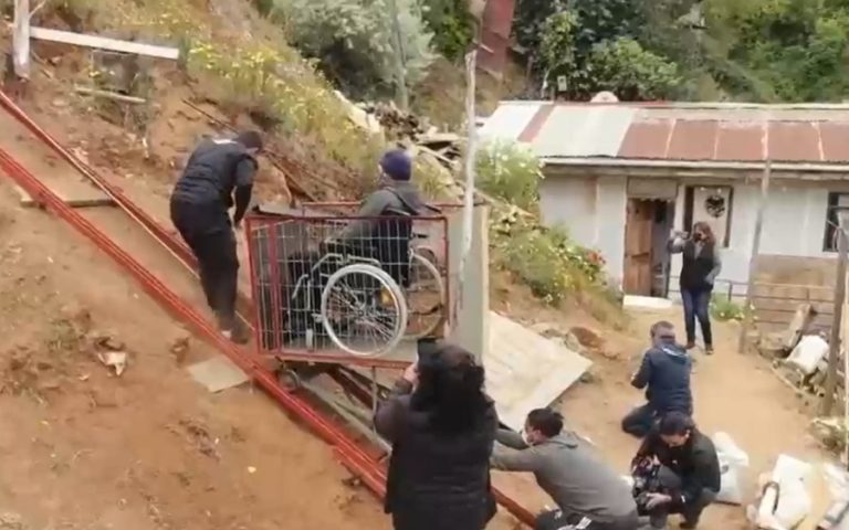 Valparaíso: Hombre que requiere ayuda médica vive 