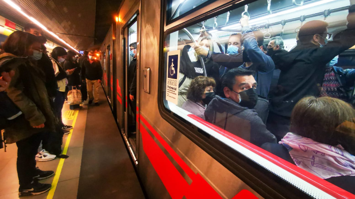 ¡Insólito! Denuncian a Metro por apropiación de $18 mil millones en saldos caducados de tarjetas BIP