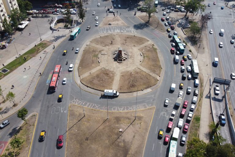 Se registran cortes de tránsito y cierre de Metro preventivo por manifestaciones en Santiago