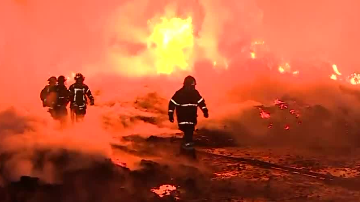 Cuatro casas completamente destruidas tras incendio en fábrica de pallets en Pudahuel