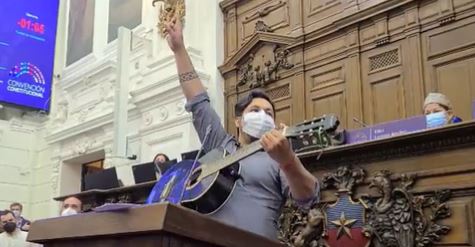 El sorpresivo discurso musical de Nicolás Núñez en la Convención: Tocó guitarra y citó a Chayanne
