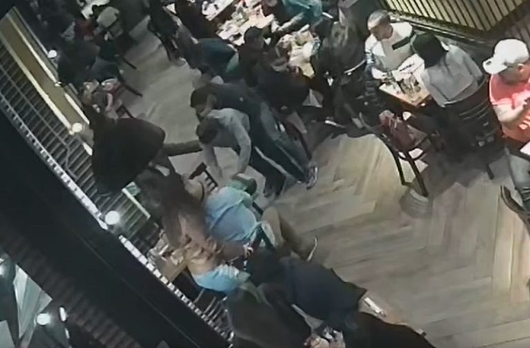 [VIDEO] Dueño de local en Bellavista salvó a clienta que se ahogaba gracias a maniobra de Heimlich