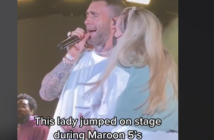 Adam Levine otra vez: Cuestionan reacción del cantante por abrazo de fan que subió al escenario durante concierto