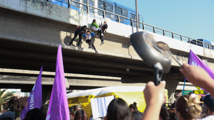 Piden soluciones habitacionales: Cuatro personas se colgaron de puente sobre Rotonda Grecia