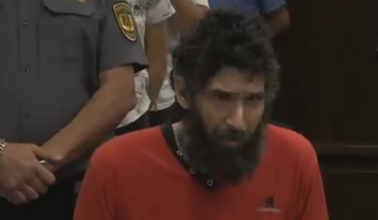 El momento en el que el “hombre-gato” es retirado de una audiencia tras no dejar de maullar