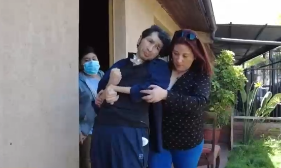 Familia denuncia que Isapre lo dejó sin tratamiento domiciliario: Su rehabilitación se ha visto comprometida