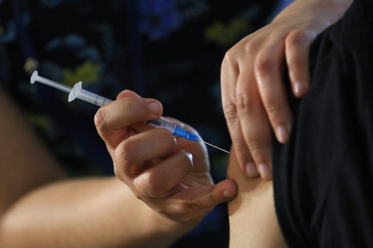 Dosis de refuerzo avanza hasta los 16 años: ¿Quiénes se pueden vacunar este 29 de octubre?