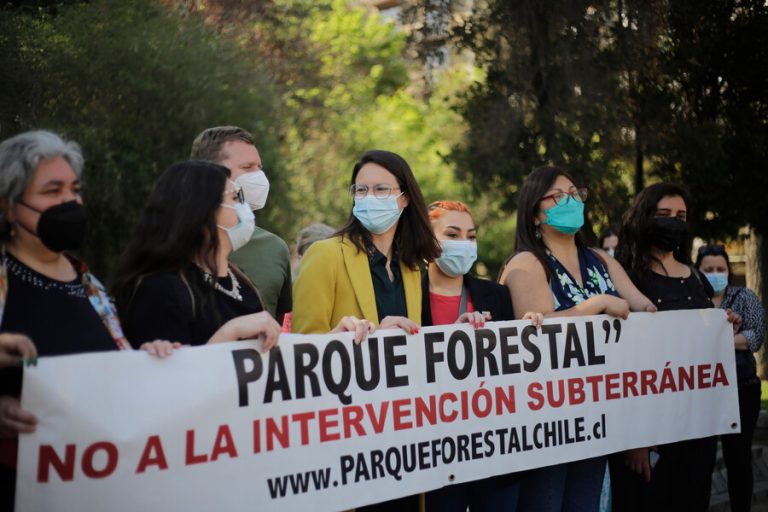 Alcaldesa de Santiago irá al Tribunal Ambiental para evitar que Línea 7 pase por el Parque Forestal