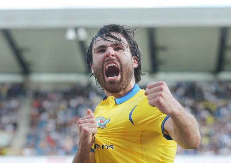 Finalmente entre sus manos: Ben Brereton fue reconocido en Inglaterra como el mejor jugador del mes y ganó un trofeo