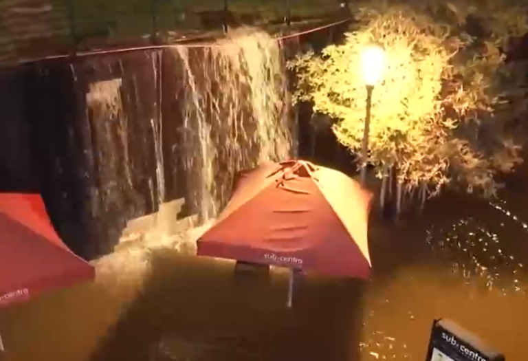 Rotura de matriz provoca inundación de locales en Subcentro de Escuela Militar