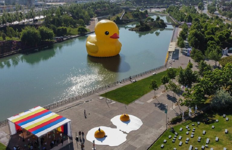 Festival Hecho en Casa: Pato de hule emociona a los niños pese al intenso calor