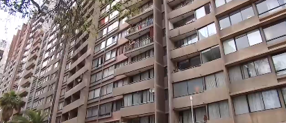 Niño murió tras caer de un séptimo piso: Su madre se lanzó a rescatarlo y quedó en riesgo vital