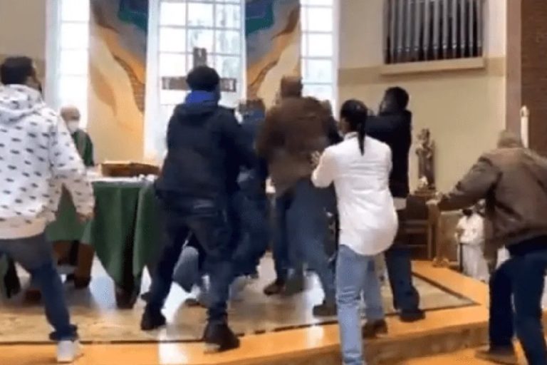 Hombre protagonizó masiva pelea en el altar de una iglesia: Sacerdote lo había regañado por no usar mascarilla