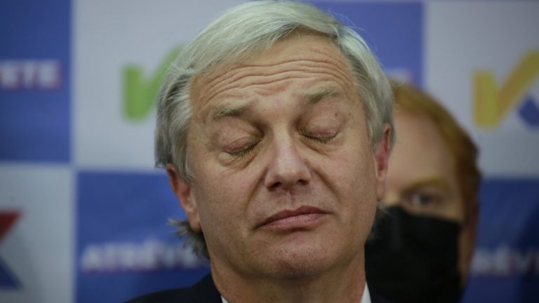 Le lanzaron huevos y tomates: Funan a José Antonio Kast en Puerto Natales