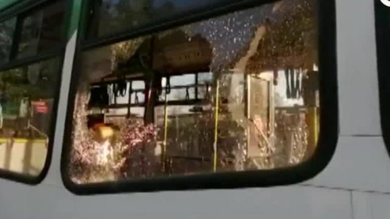 Un niño de 5 años quedó herido: Violento ataque con piedras a bus del transporte público