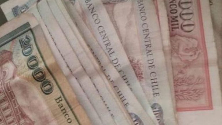 ¡Increíble! Joven chilena encontró fajo de billetes antiguos en un tarro que era de su abuelo