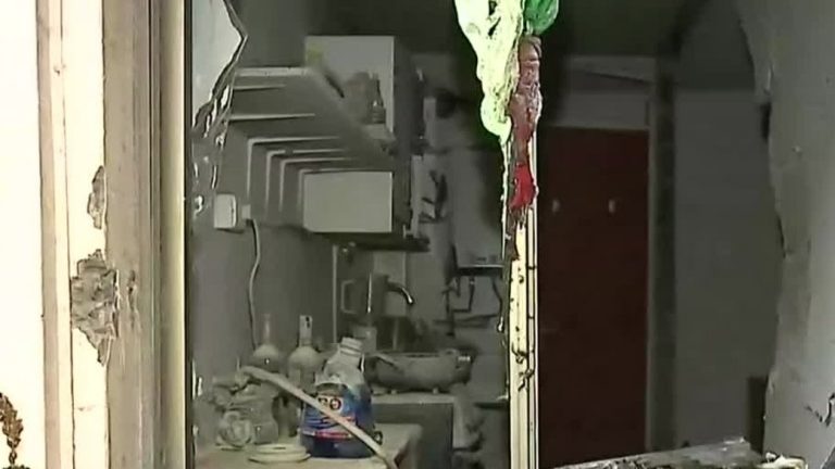 Un hombre resultó herido: Tremenda explosión por fuga de gas en La Cisterna dejó un departamento completamente destruido