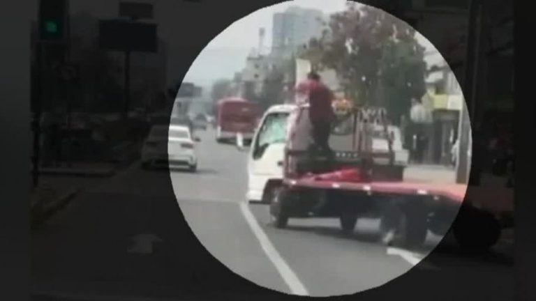 ¡Insólitas imágenes! Un hombre se subió arriba de un camión y comenzó a golpear al conductor con una cadena