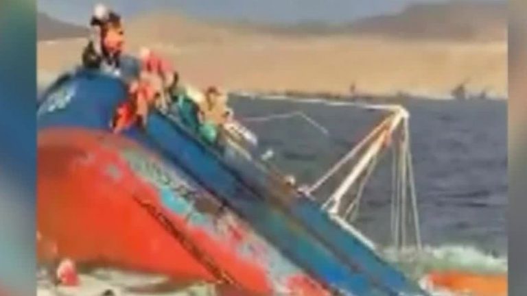 ¡Dramáticas imágenes! Pescadores fueron rescatados luego de que su embarcación se hundiera mar adentro
