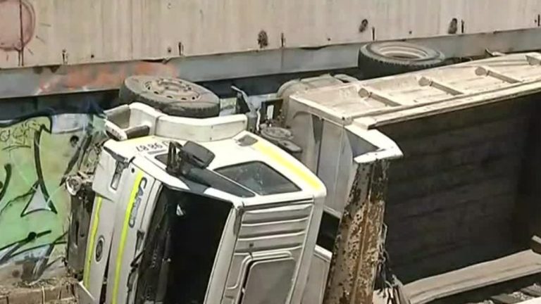 ¡Impactantes imágenes! Camión cayó a las vías del Metro tras choque con otro vehículo