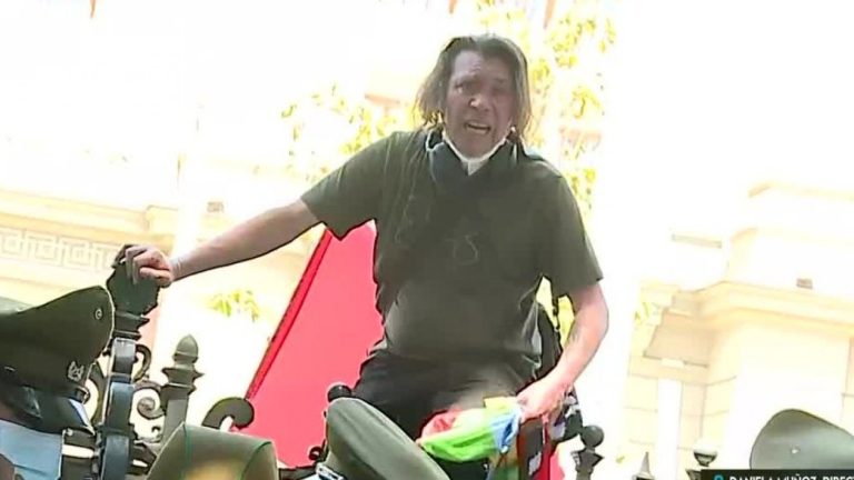 Manifestantes de la CUT ingresan a la fuerza a la Convención Constituyente