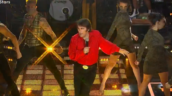 Todo un provocador: Sandro el gitano se empoderó del escenario con una sensual presentación