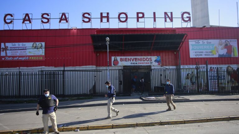 Hombre muere tras recibir un disparo durante el saqueo de un Mall Chino en Peñalolén